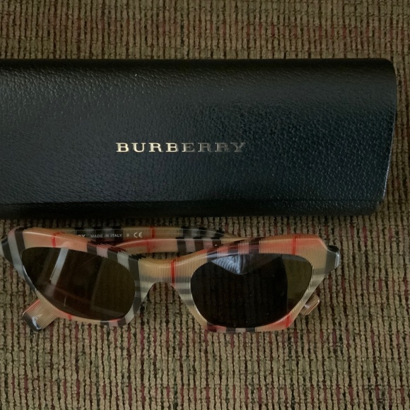Burberry Accessories - Burberry Sunglasses Authentic Excellent Condition